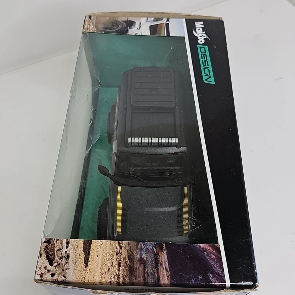 2021 Ford Bronco Badlands Dark Gray Maisto Design 1/24 Damaged Box - Picture 8 of 10